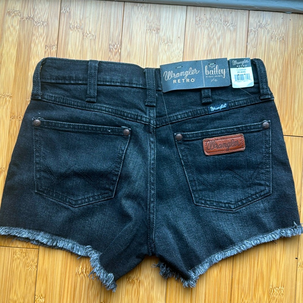 NWT Wrangler Retro Bailey High-Rise jean shorts. Black. Never worn.